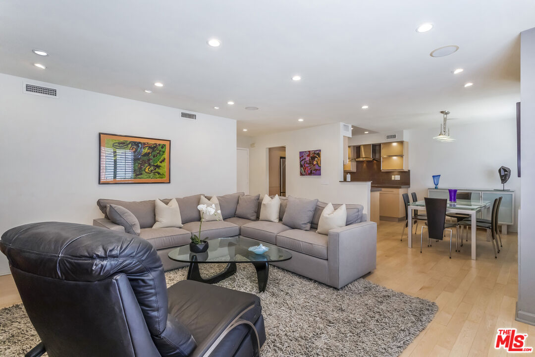 1221 N Kings Rd Unit: 307