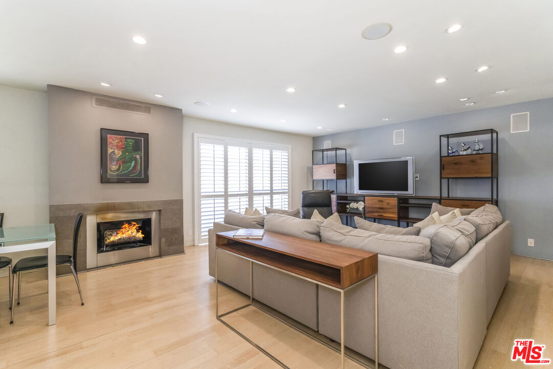 1221 N Kings Rd Unit: 307