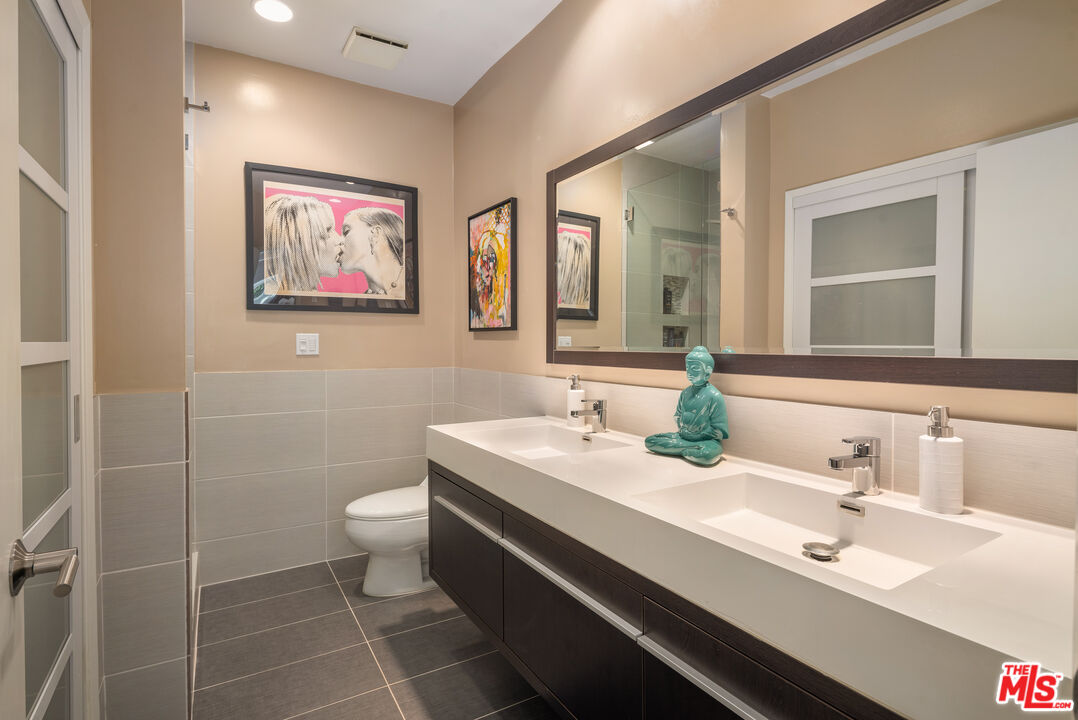 1250 N Kings Rd Unit: 213