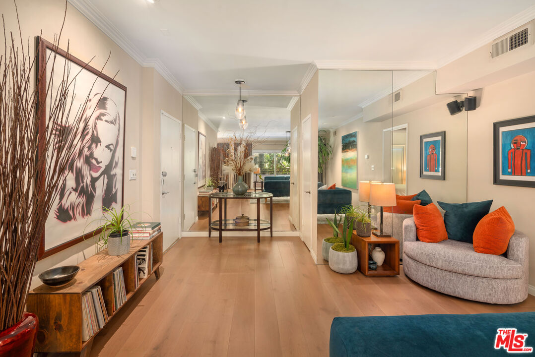 1250 N Kings Rd Unit: 213