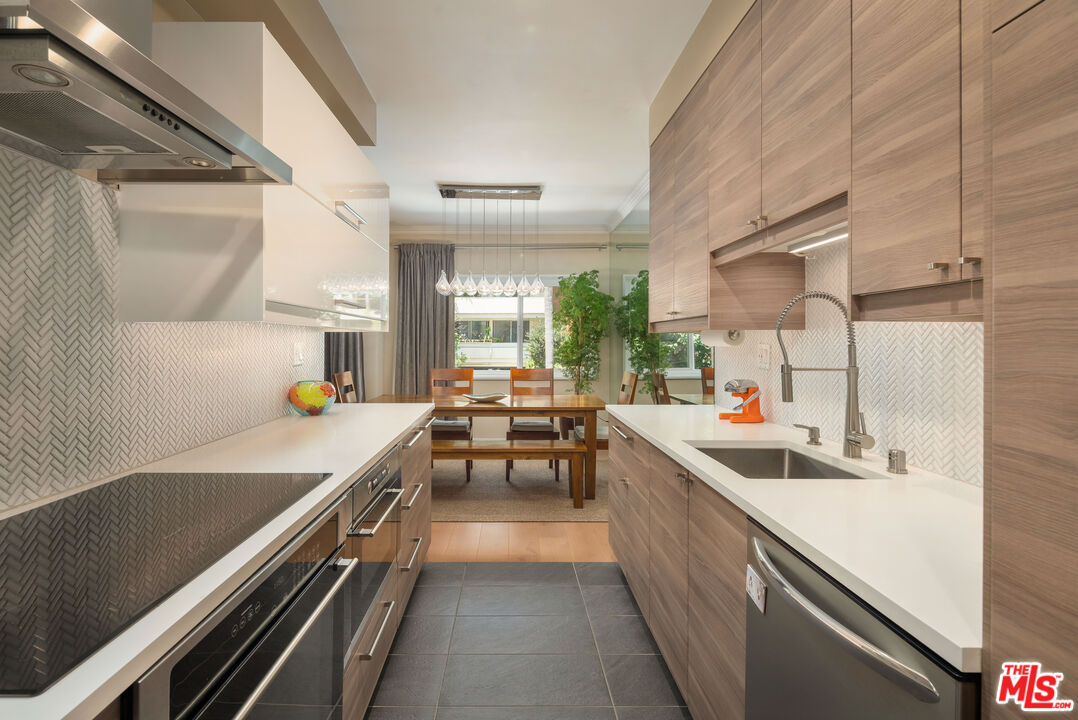 1250 N Kings Rd Unit: 213