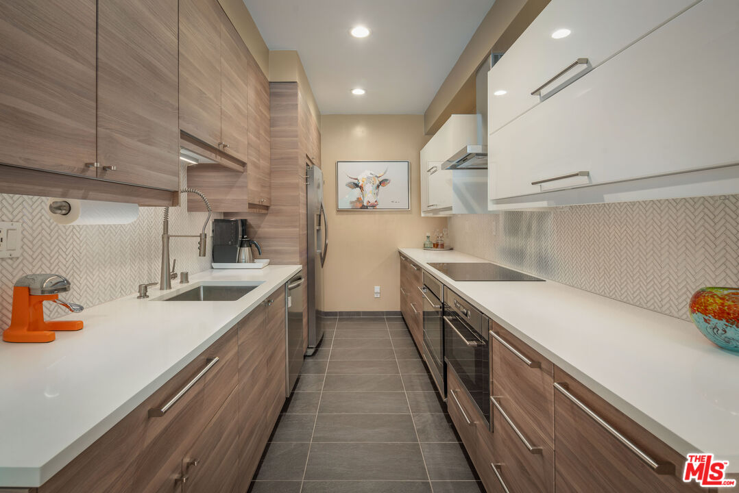 1250 N Kings Rd Unit: 213
