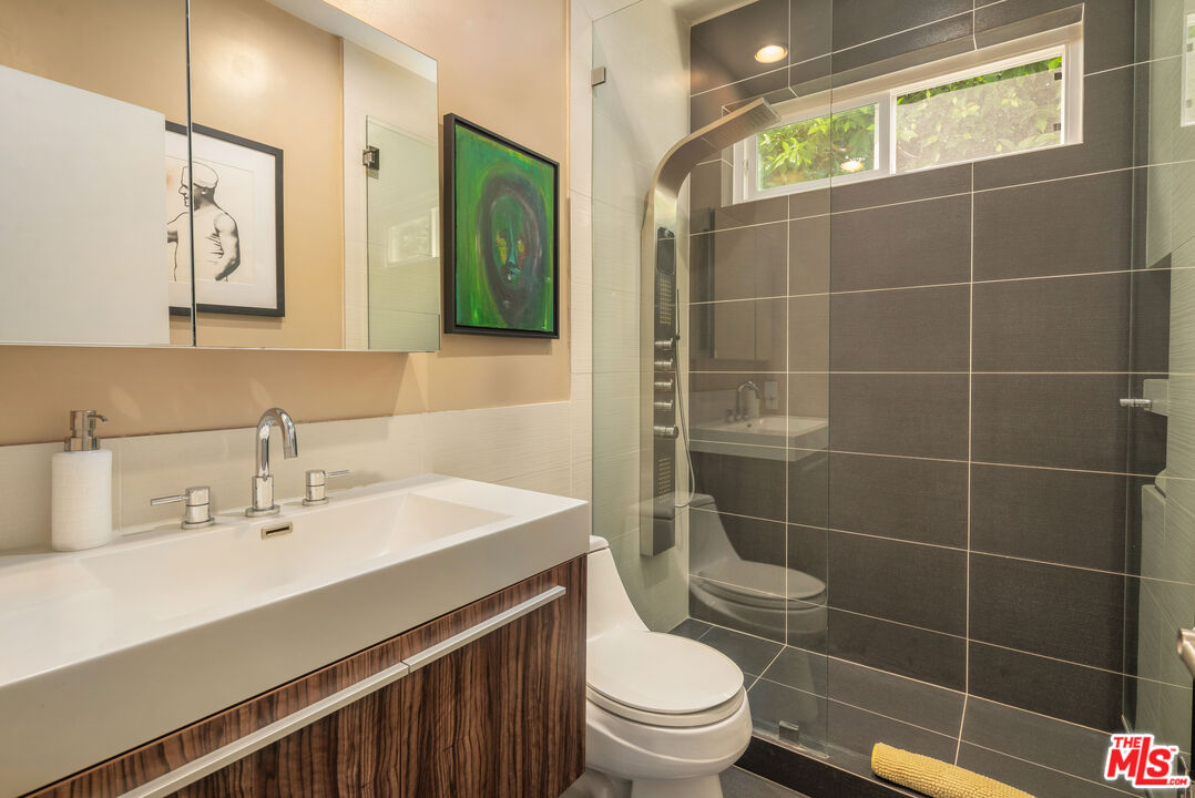 1250 N Kings Rd Unit: 213