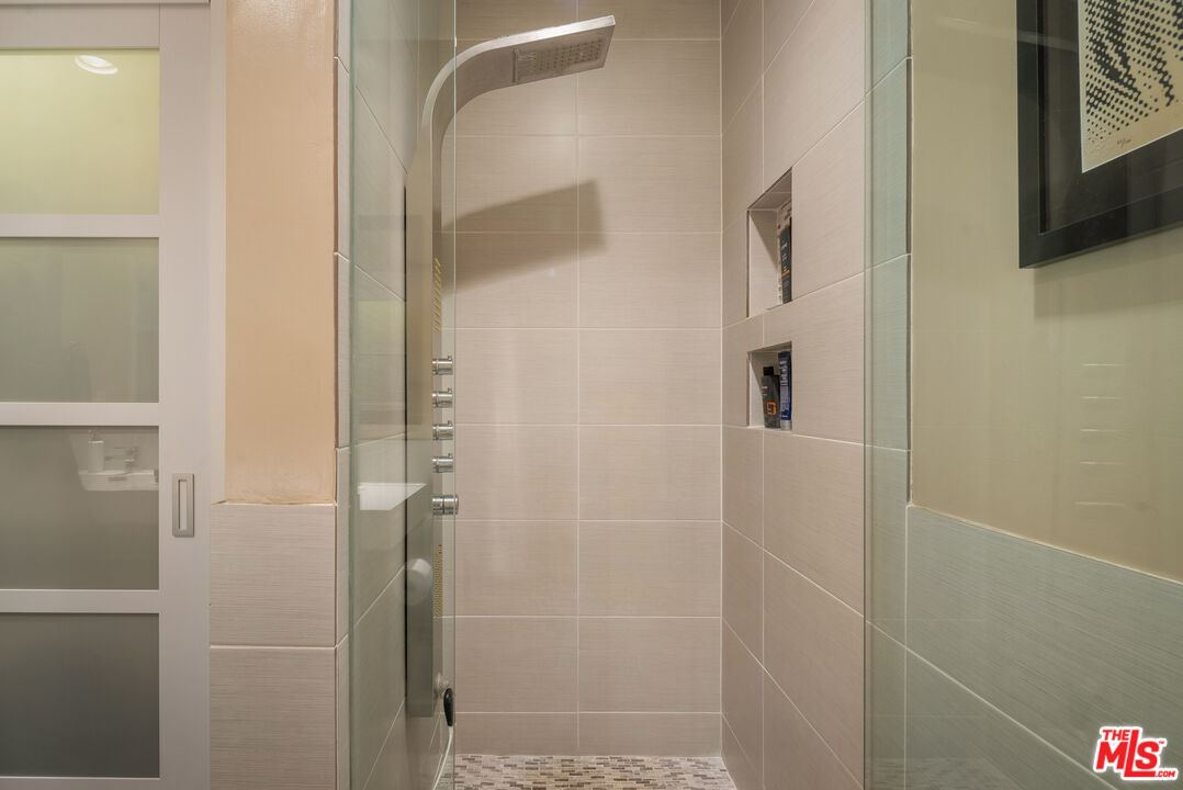 1250 N Kings Rd Unit: 213
