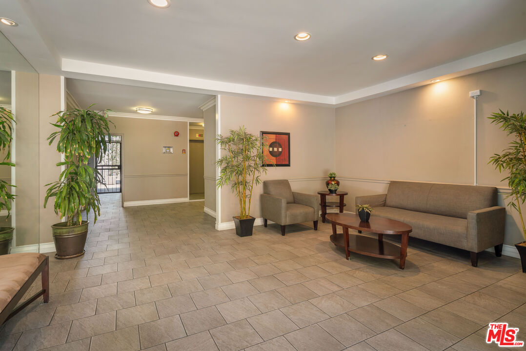 1250 N Kings Rd Unit: 213