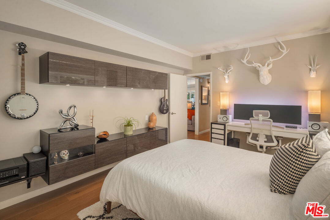 1250 N Kings Rd Unit: 213