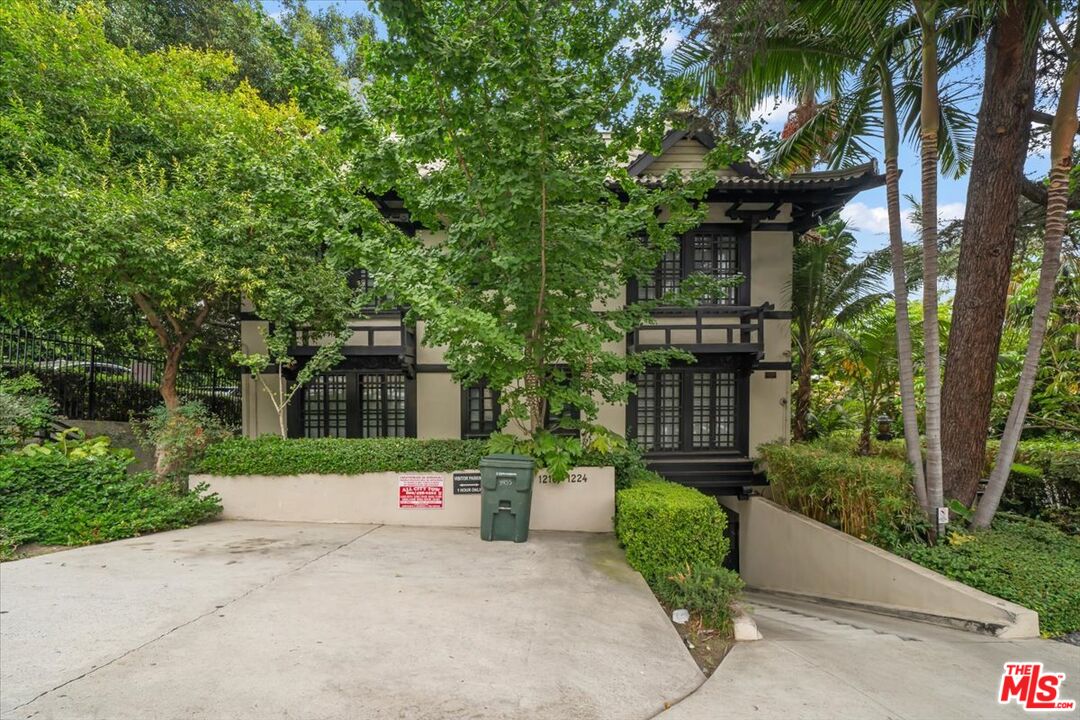 1218 N La Cienega Blvd Unit: D1