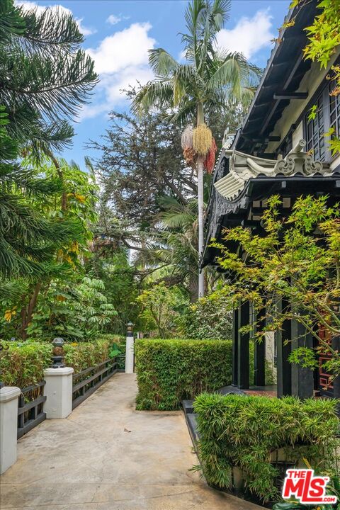1218 N La Cienega Blvd Unit: D1