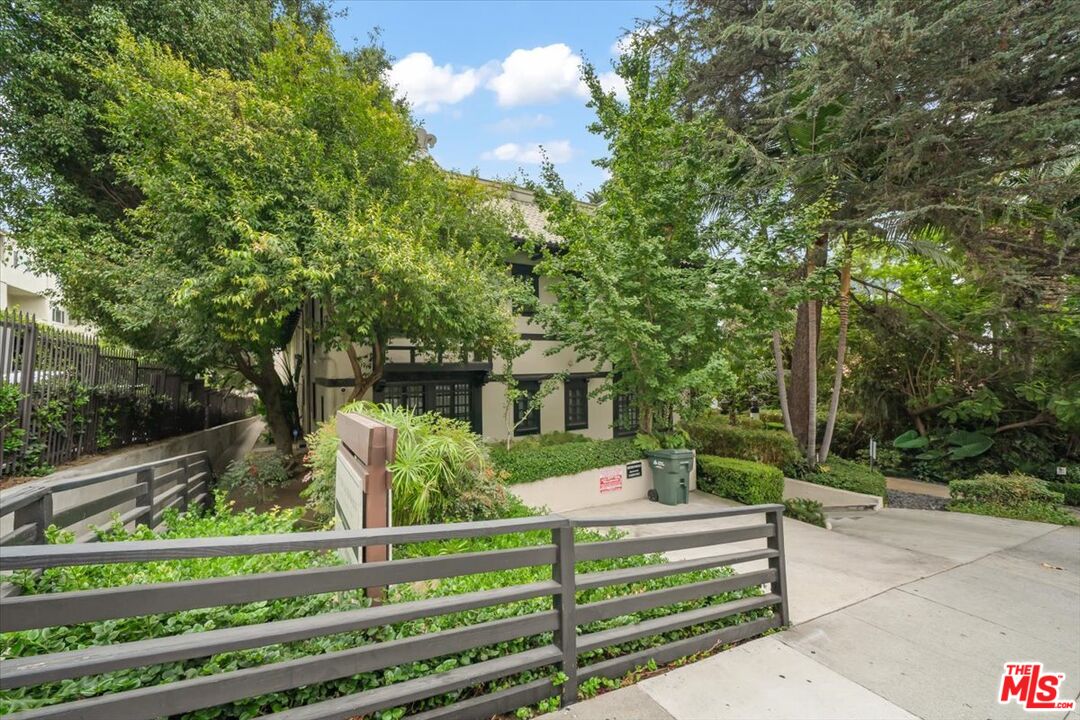1218 N La Cienega Blvd Unit: D1