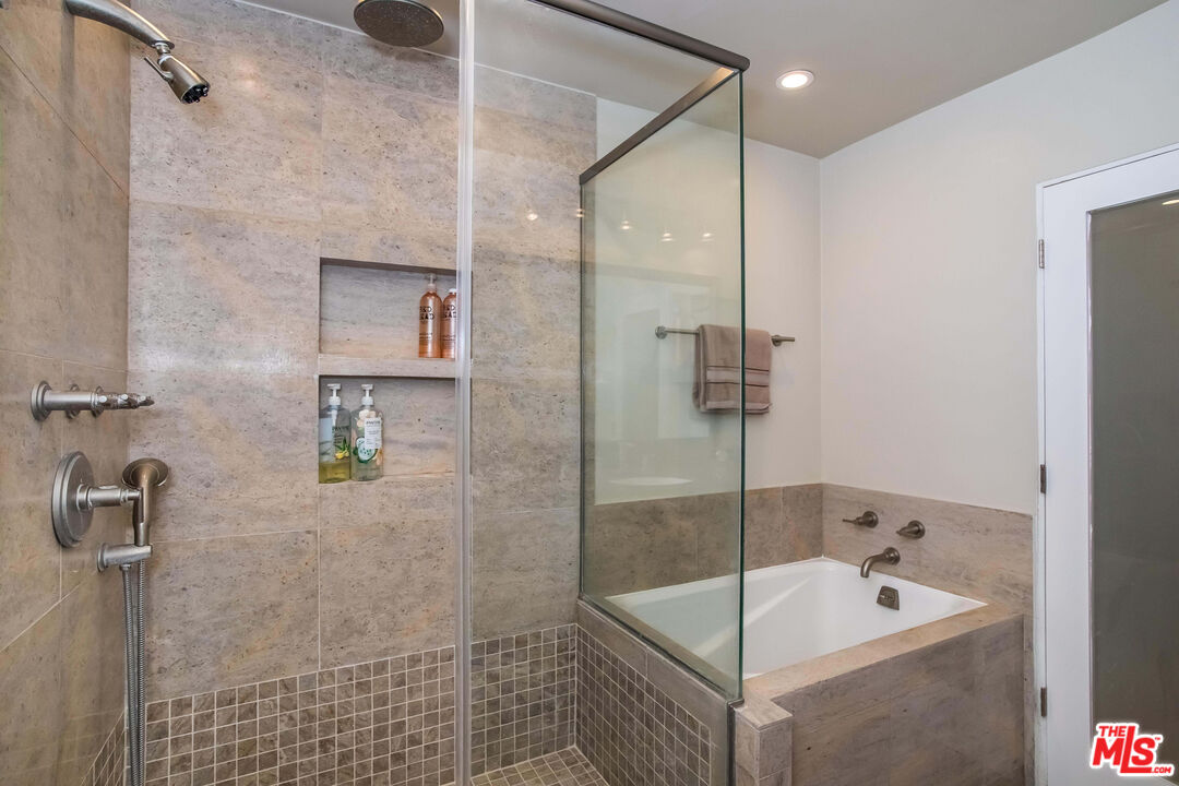 1221 N Kings Rd Unit: 307