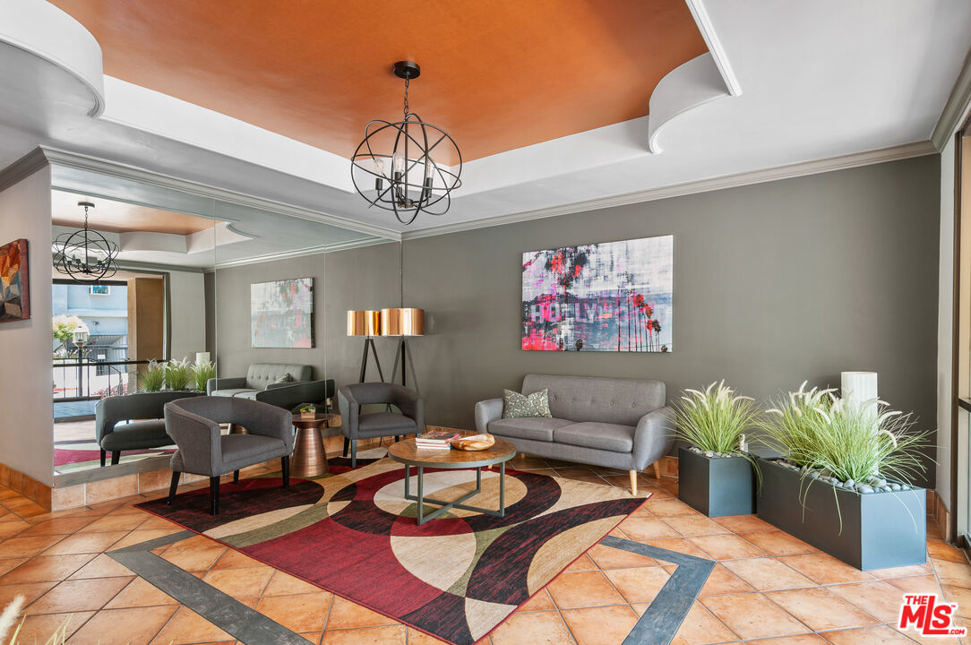 1221 N Kings Rd Unit: 307