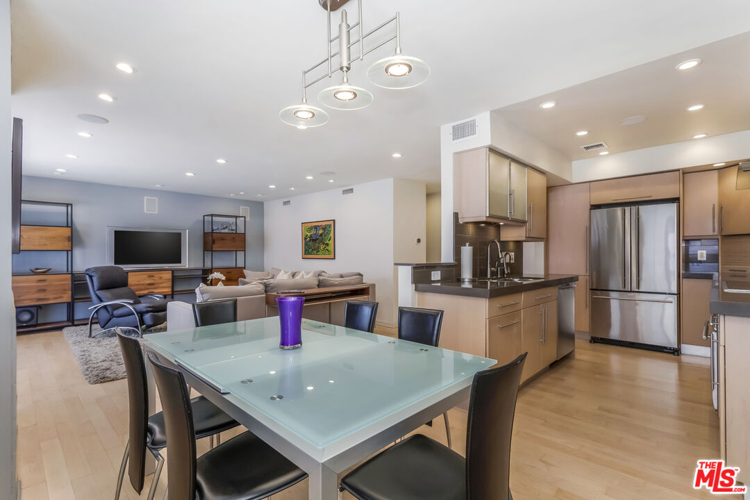 1221 N Kings Rd Unit: 307