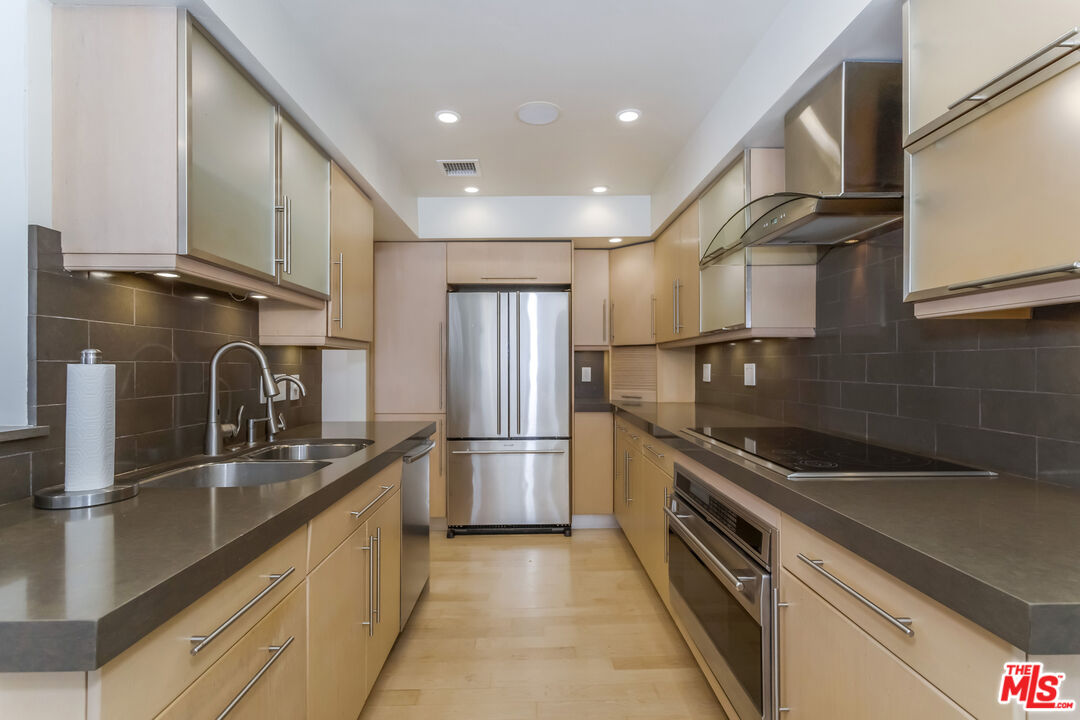 1221 N Kings Rd Unit: 307