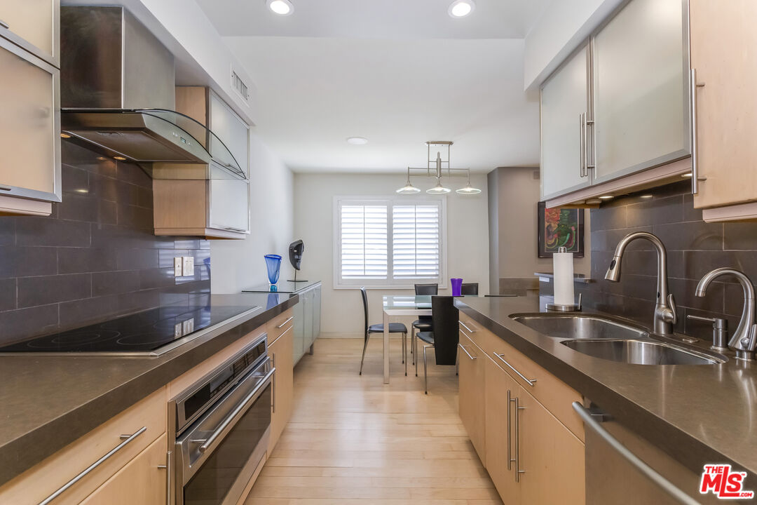 1221 N Kings Rd Unit: 307