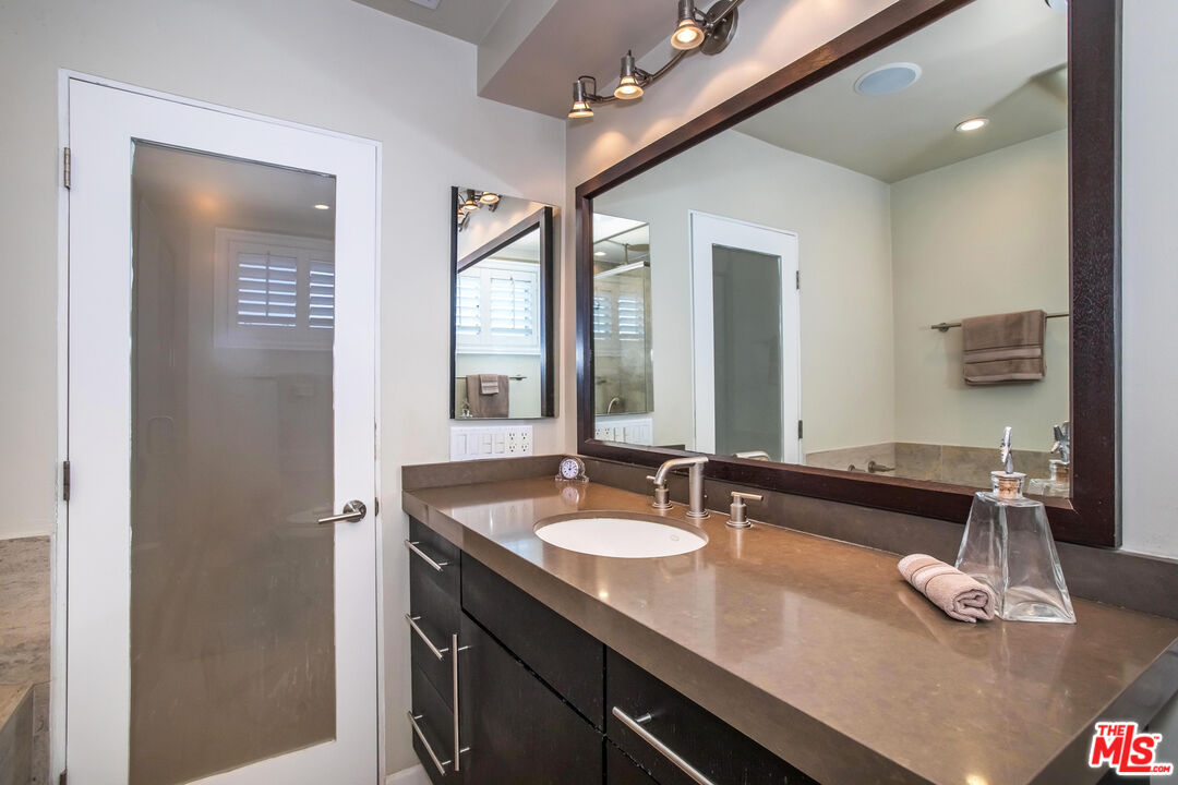 1221 N Kings Rd Unit: 307