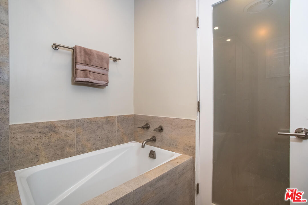 1221 N Kings Rd Unit: 307