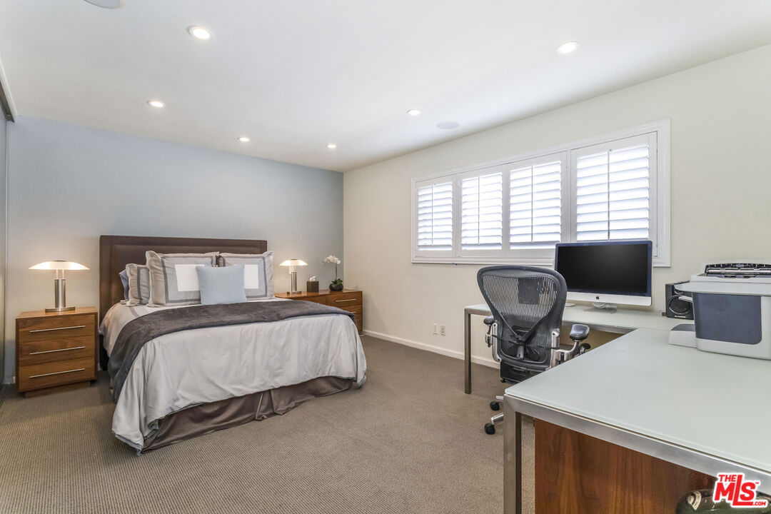 1221 N Kings Rd Unit: 307