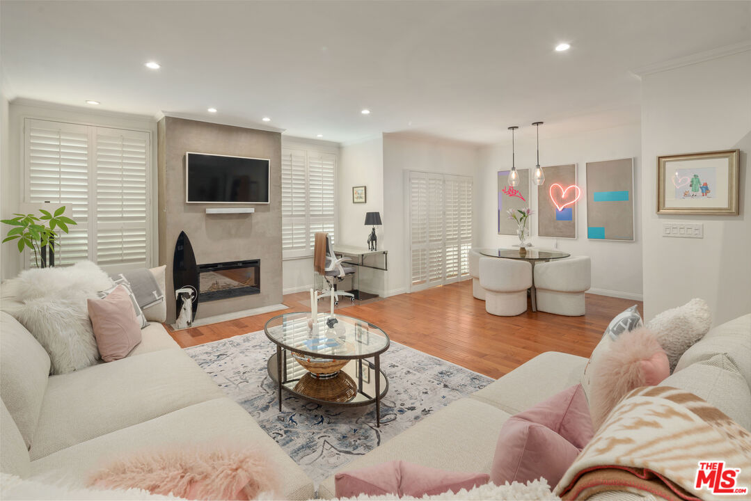 1221 N Kings Rd Unit: 104