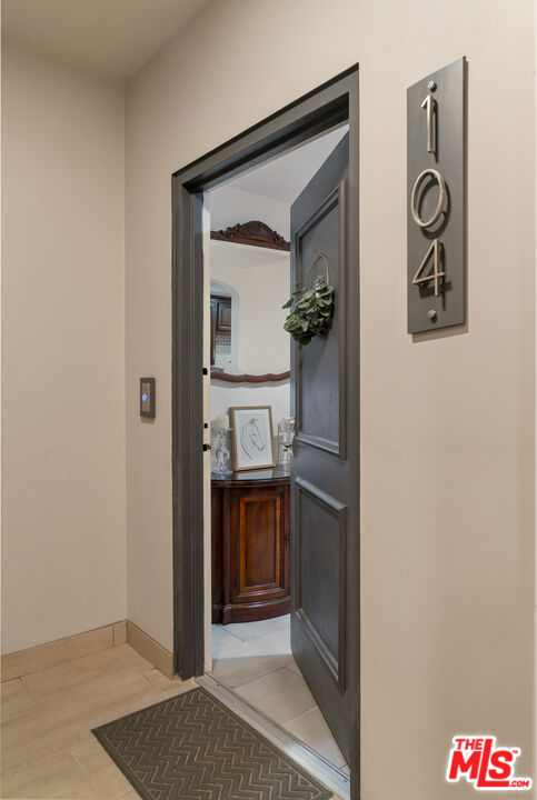 1221 N Kings Rd Unit: 104