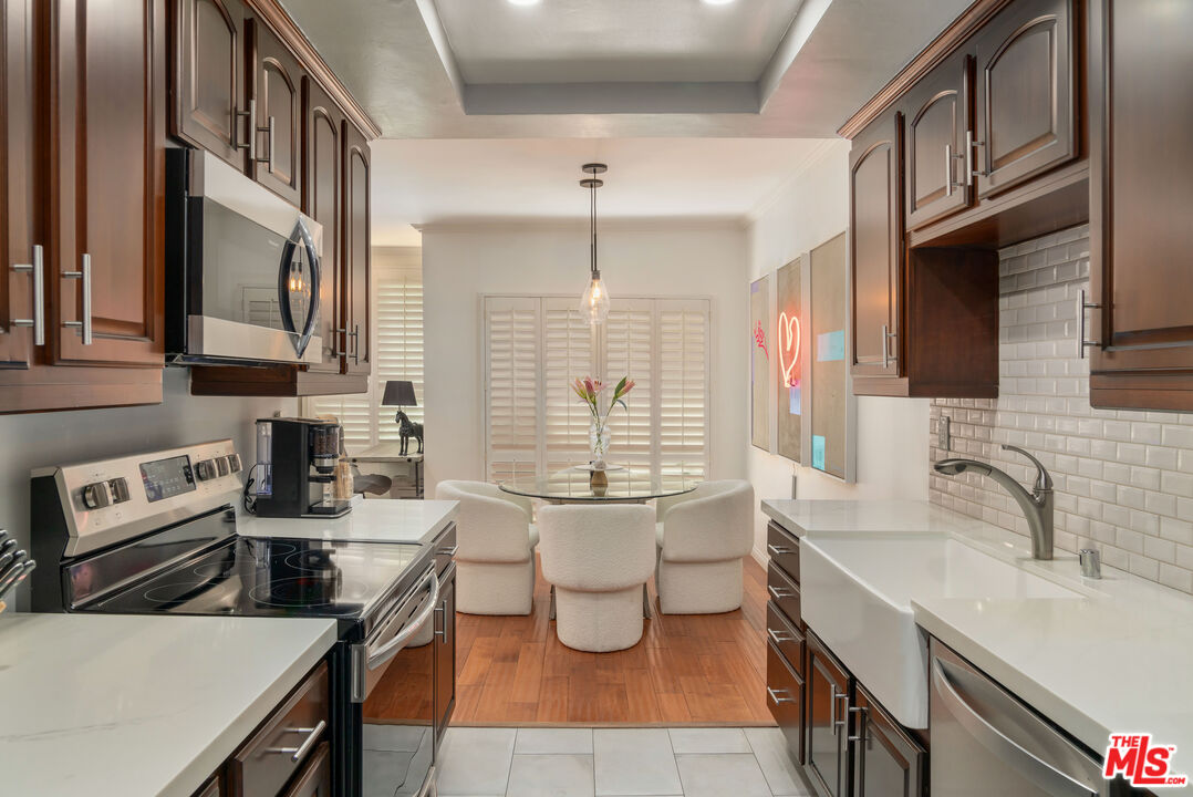 1221 N Kings Rd Unit: 104