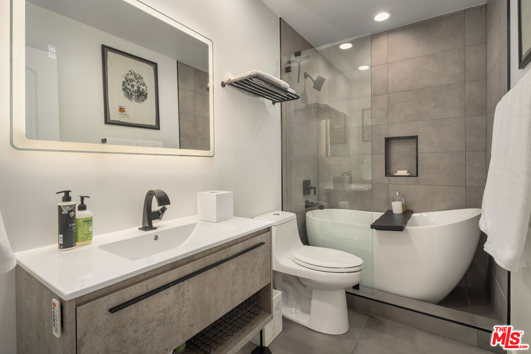 1221 N Kings Rd Unit: 104