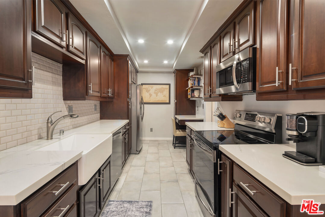 1221 N Kings Rd Unit: 104