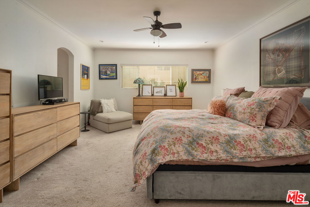 1221 N Kings Rd Unit: 104