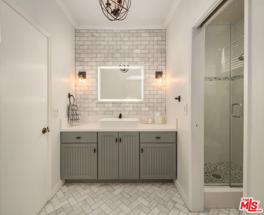 1221 N Kings Rd Unit: 104