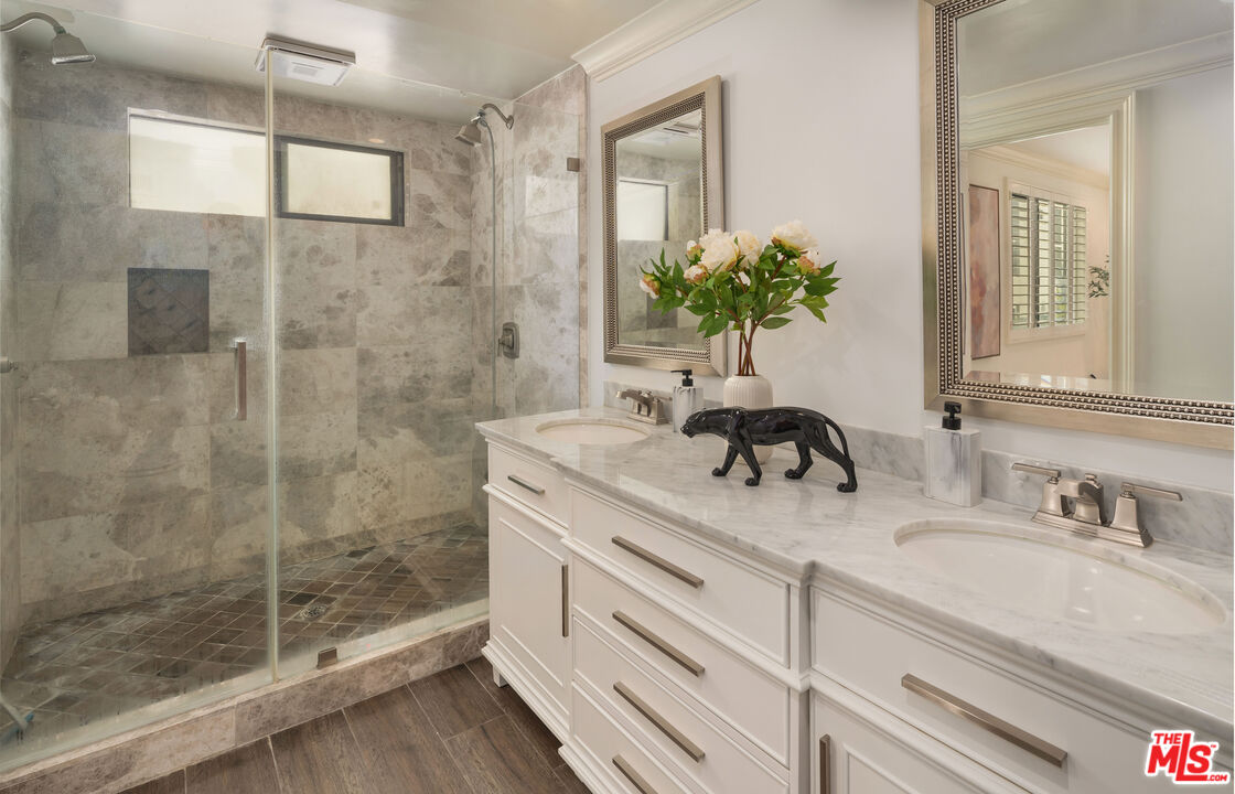 1226 N Kings Rd Unit: 4