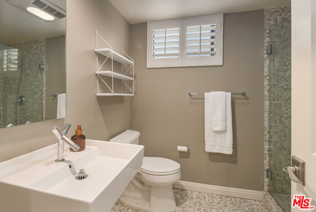 1226 N Kings Rd Unit: 4