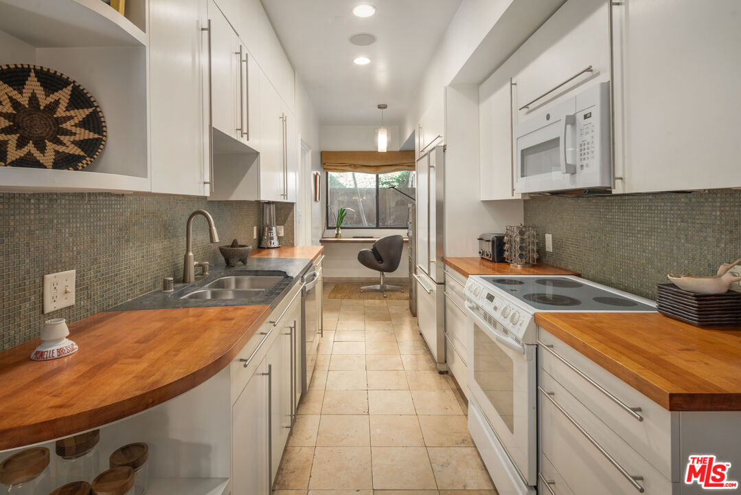 1133 N Clark St Unit: 103