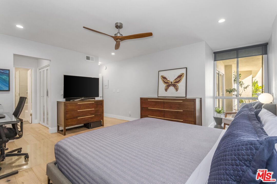 1221 N Kings Rd Unit: 208