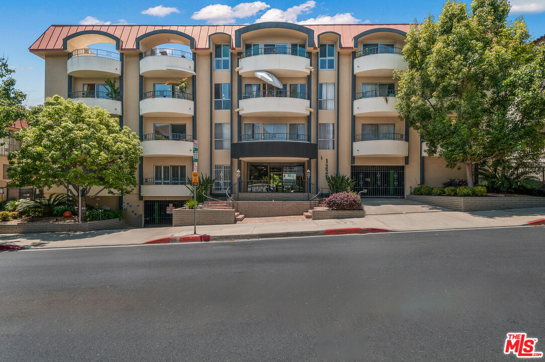 1221 N Kings Rd Unit: 208