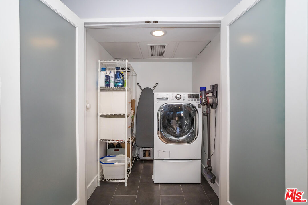 1221 N Kings Rd Unit: 208