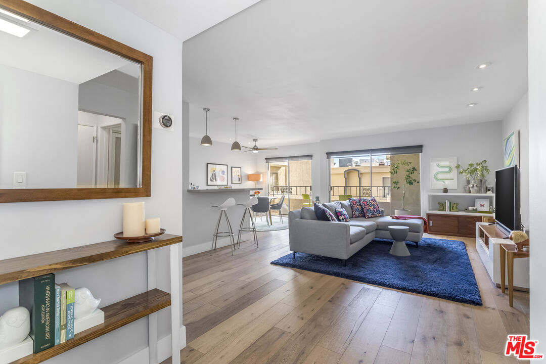 1221 N Kings Rd Unit: 208