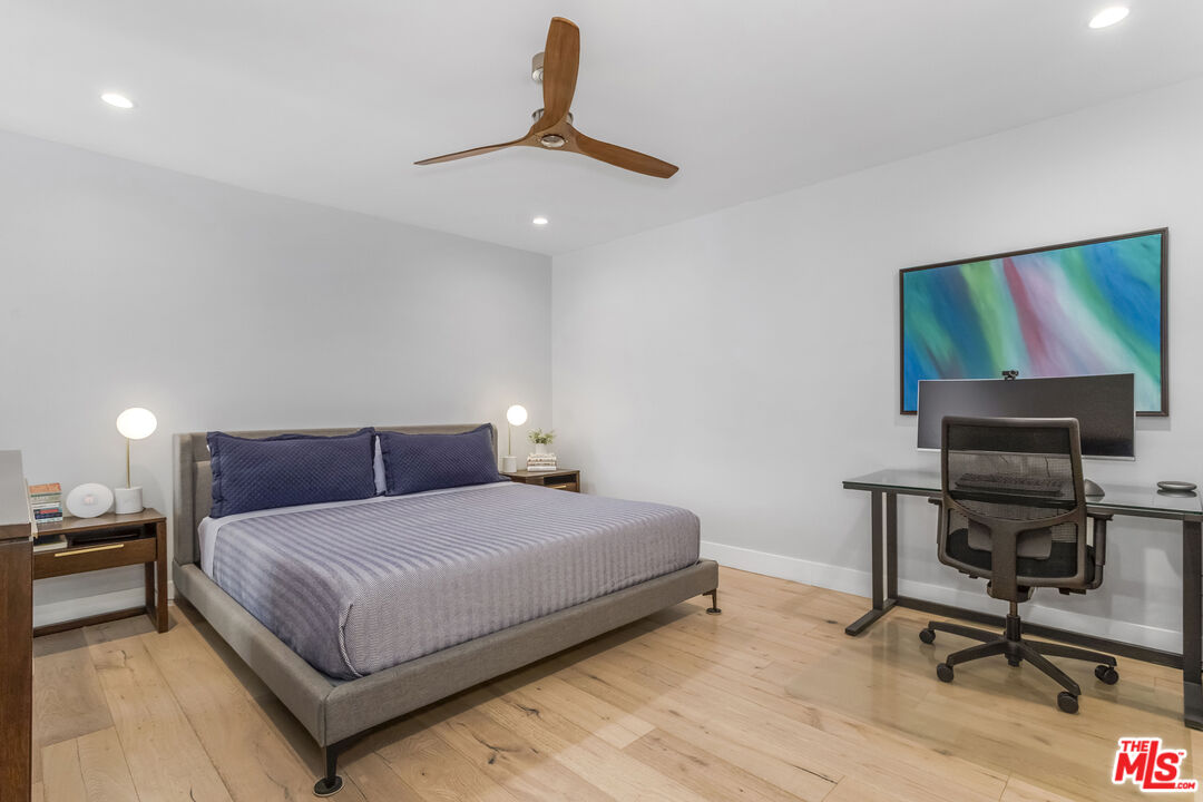 1221 N Kings Rd Unit: 208