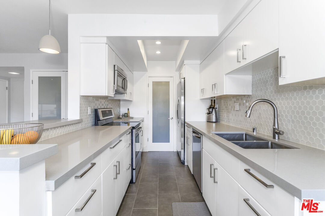 1221 N Kings Rd Unit: 208