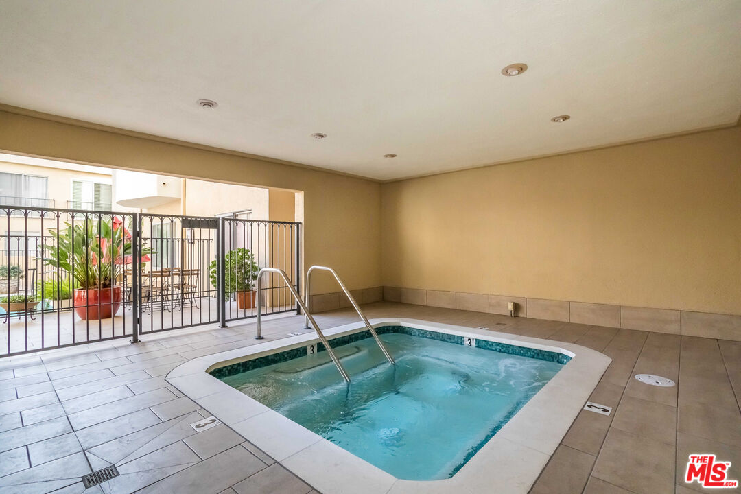 1221 N Kings Rd Unit: 208