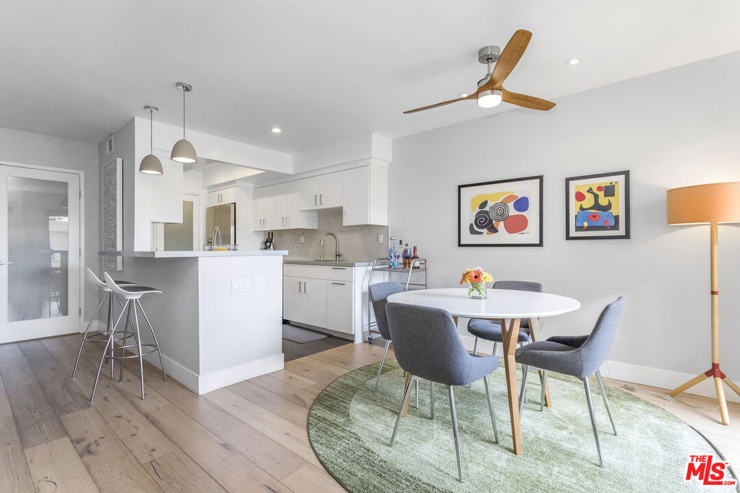 1221 N Kings Rd Unit: 208