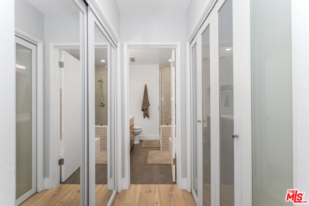 1221 N Kings Rd Unit: 208