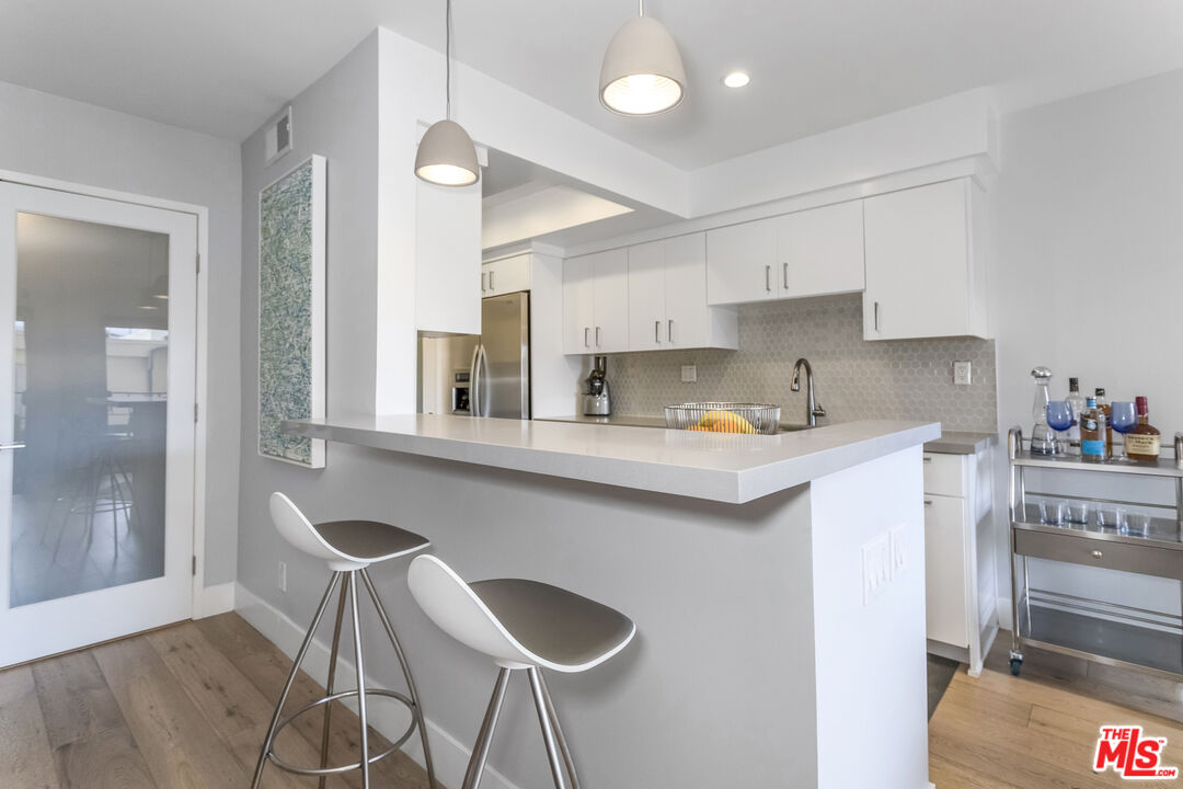 1221 N Kings Rd Unit: 208