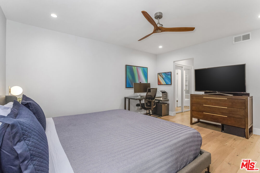 1221 N Kings Rd Unit: 208