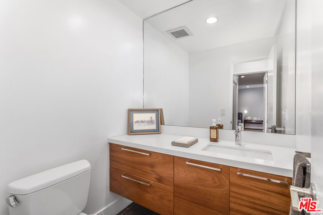 1221 N Kings Rd Unit: 208