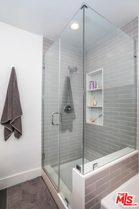 1221 N Kings Rd Unit: 208