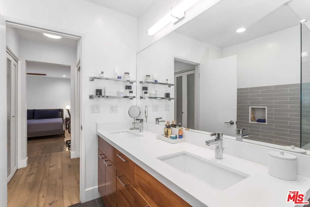 1221 N Kings Rd Unit: 208