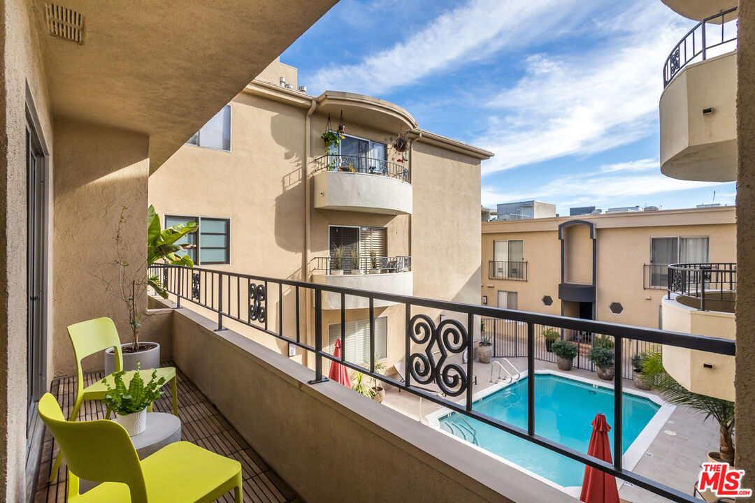 1221 N Kings Rd Unit: 208