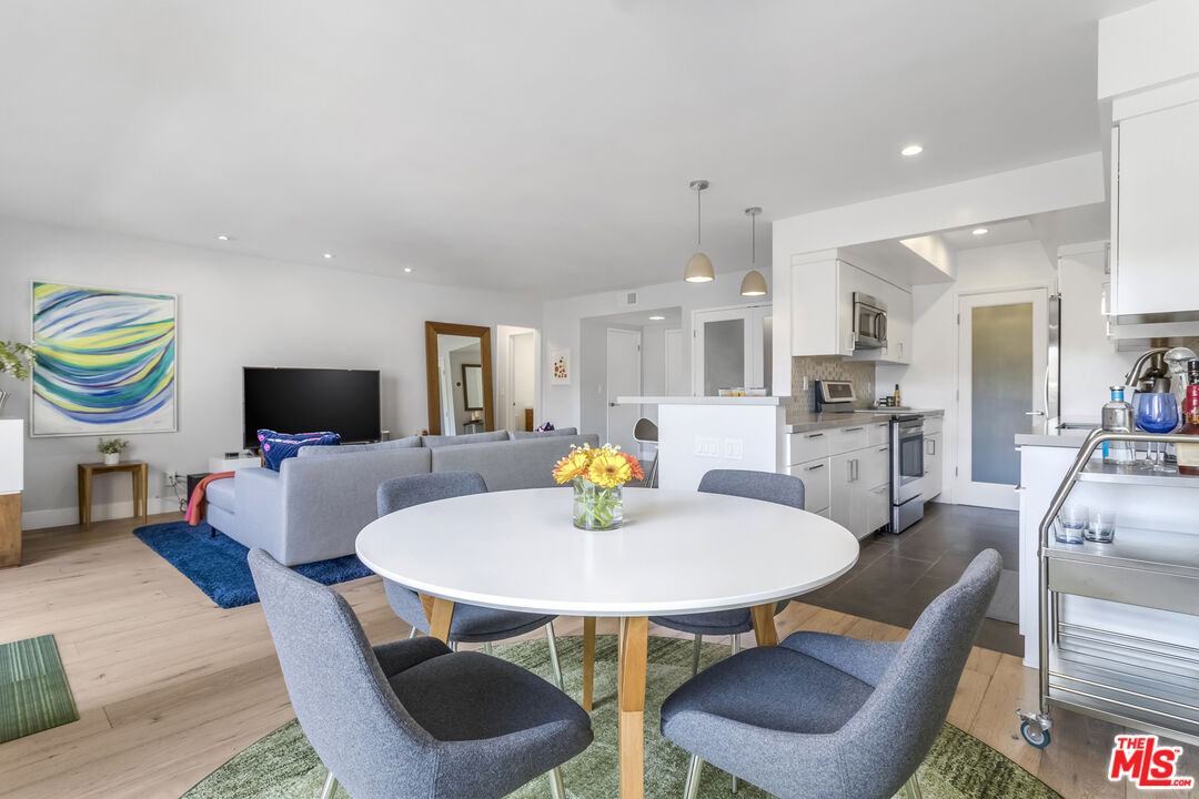 1221 N Kings Rd Unit: 208