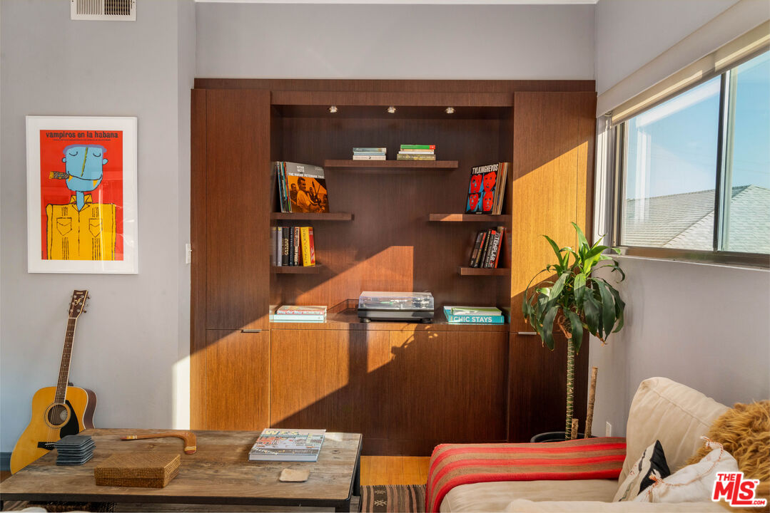 1133 N Clark St Unit: 103