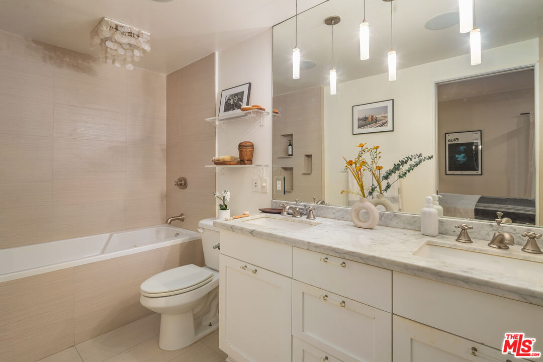 1133 N Clark St Unit: 103