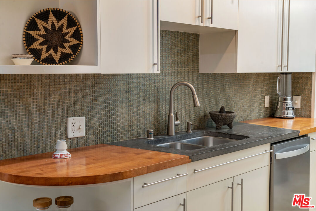 1133 N Clark St Unit: 103